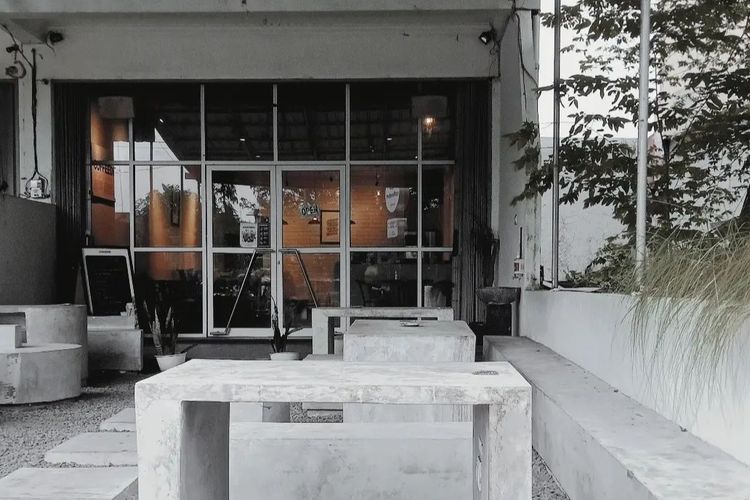 Cangkruk Santai di Jantung Cilacap: Kopi yang Menghanyutkan